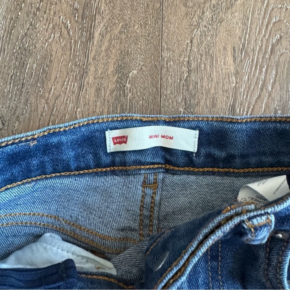 Levi’s Jeans.  Girls size 6.  Mini Mom Style.  Very cute jeans! - Picture 3 of 6